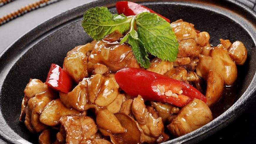 烹饪鸡肉不宜放大蒜