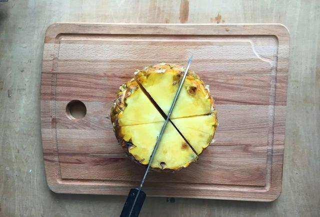 没有菠萝刀怎么快速削菠萝