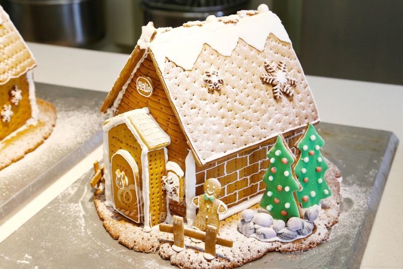 怎样用蛋白糖霜装饰姜饼屋