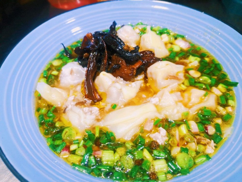 云南野生菌宴席～鸡枞鲜肉小馄饨的做法