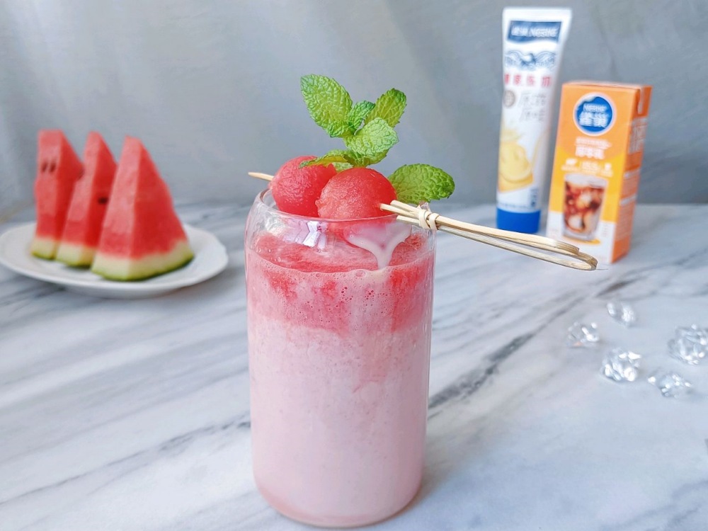 西瓜厚牛乳粉嫩杯的做法