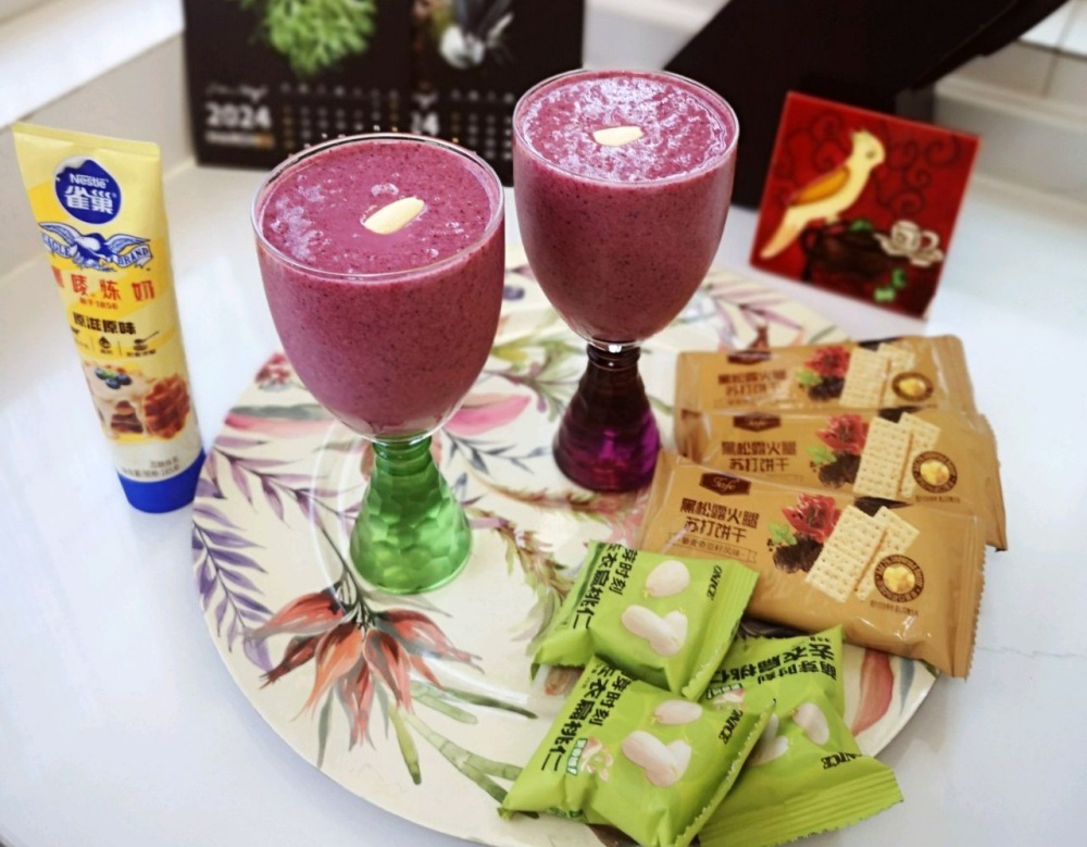 奶香蓝莓草莓奶昔的做法