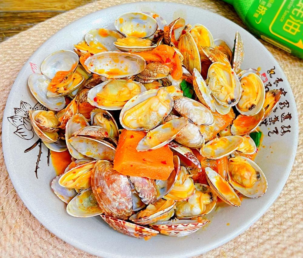 辣白菜炒蚬子的做法