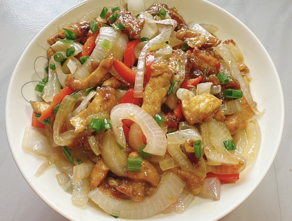 洋葱炒鸡胸肉的做法