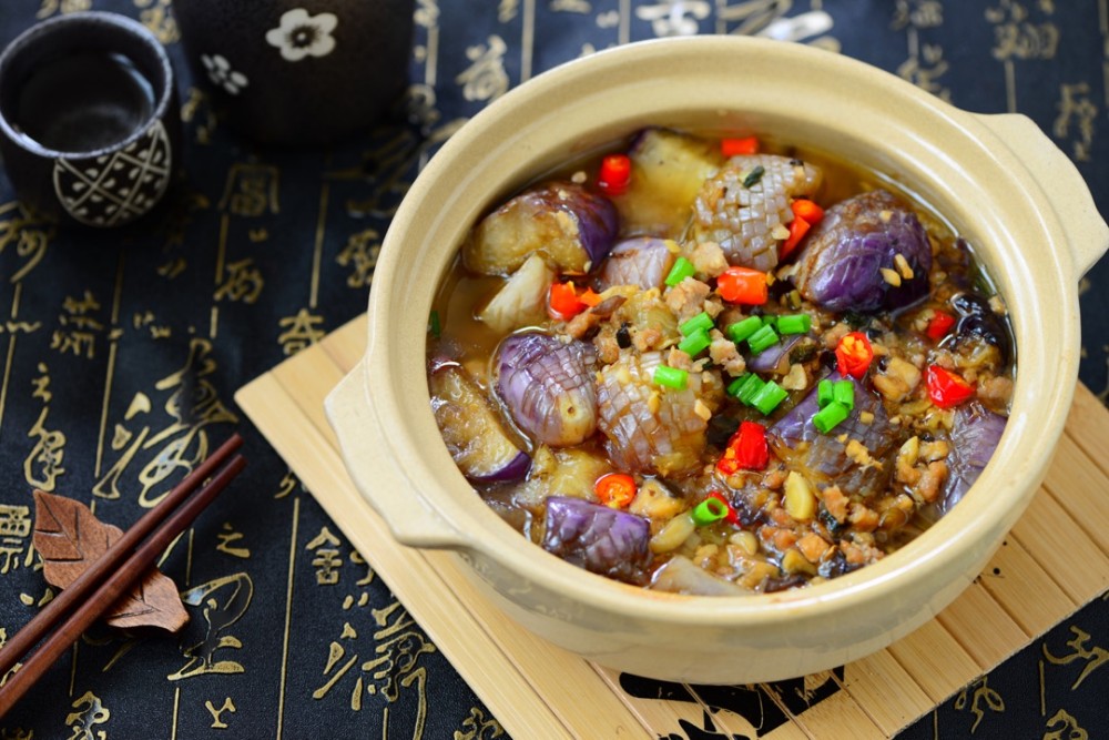 咸鱼茄子煲（附茄子不油腻的小窍门）的做法