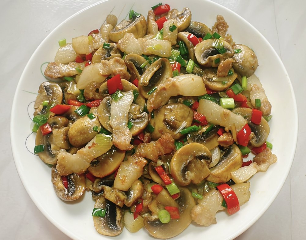 白蘑菇炒五花肉的做法