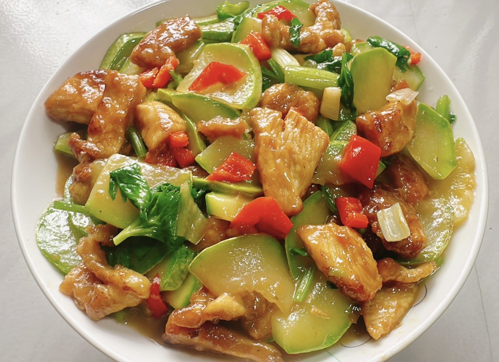 西葫芦炒鸡胸肉的做法