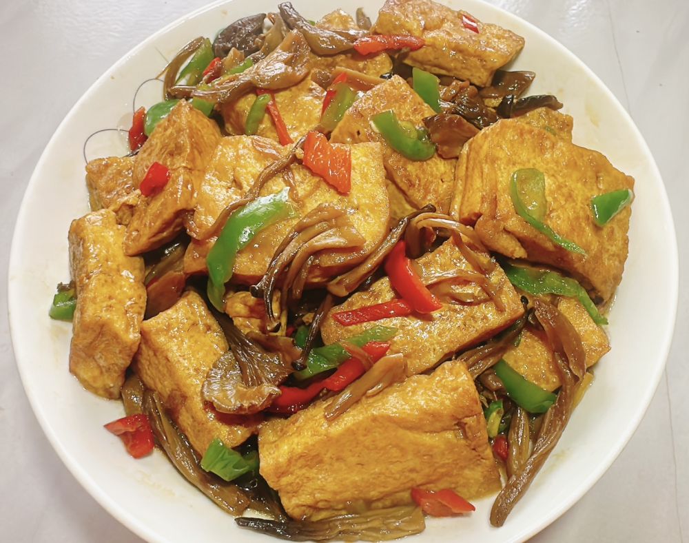 鹿茸菇焖豆腐的做法