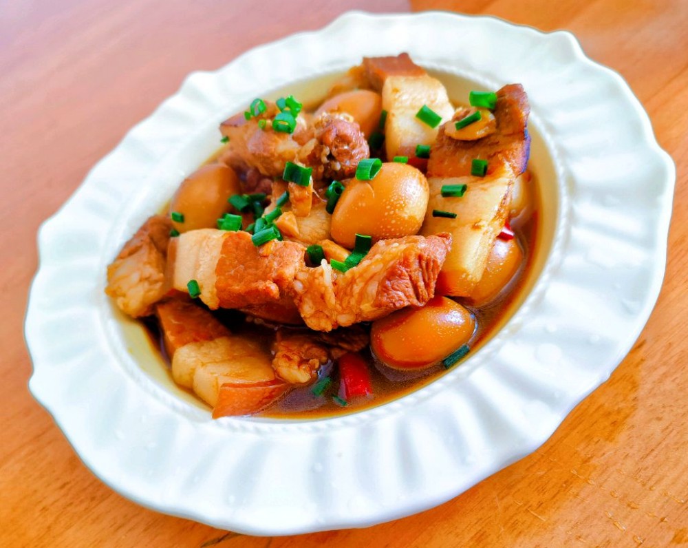 五花肉焖鹌鹑蛋的做法