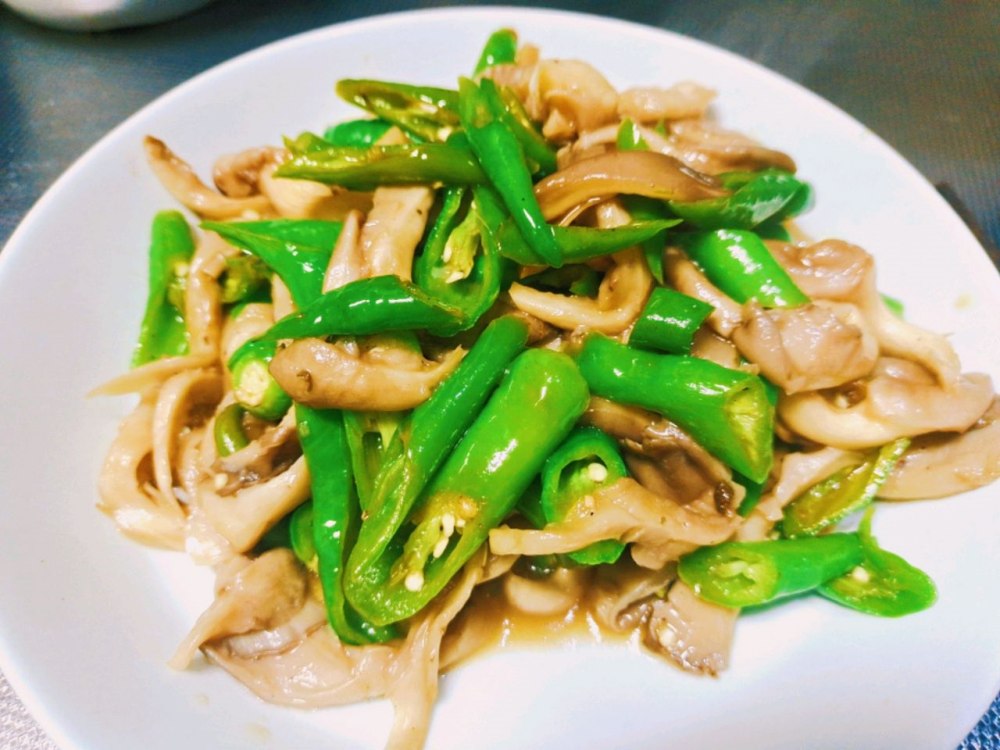 青椒炒平菇的做法