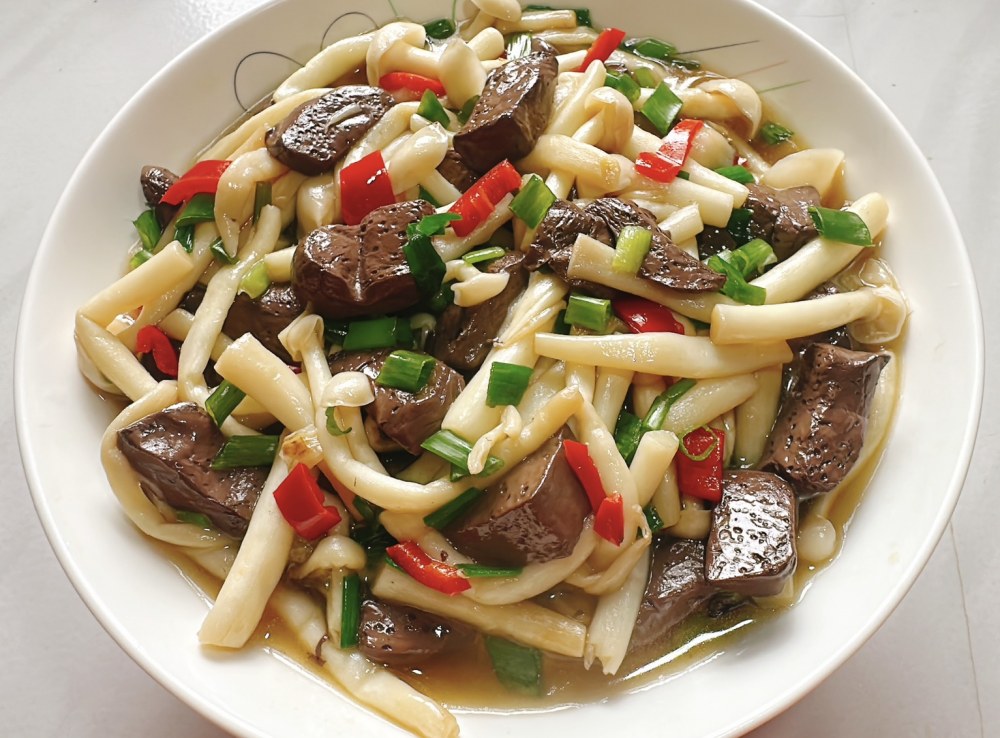 海鲜菇炒鸭血的做法