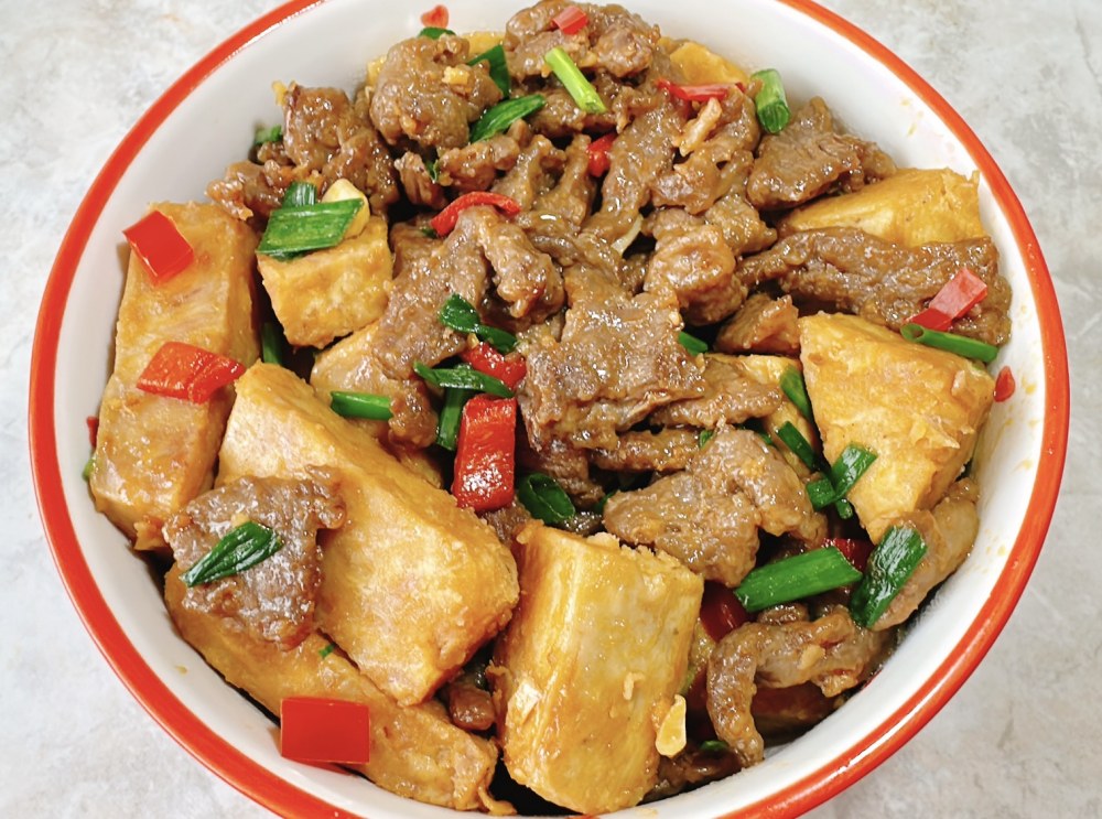 焖芋头炒牛肉的做法