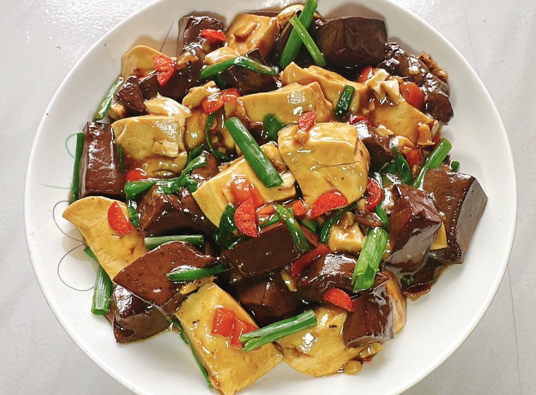 豆腐焖猪血的做法