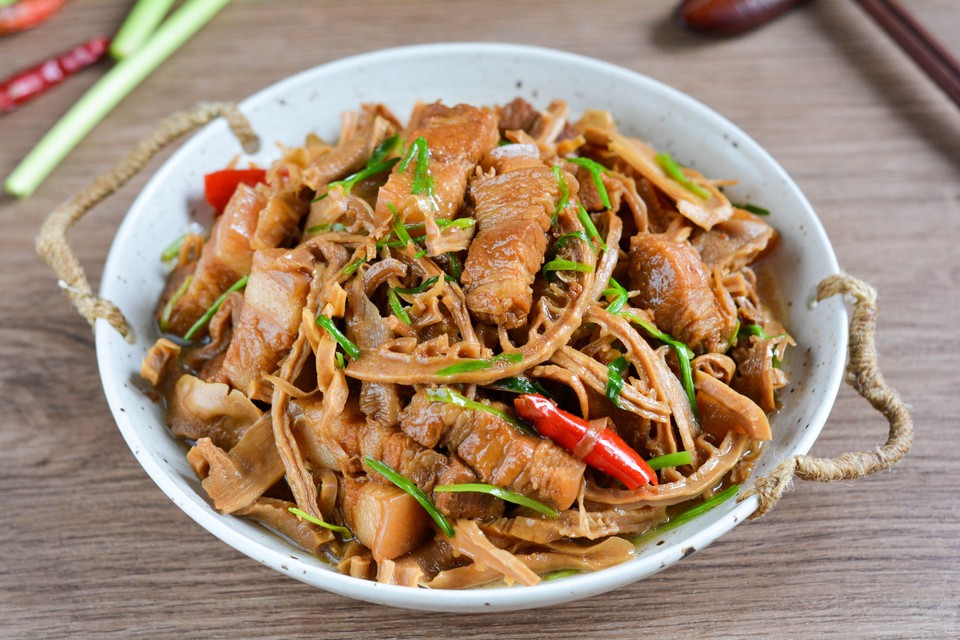 五花肉炖笋干的做法