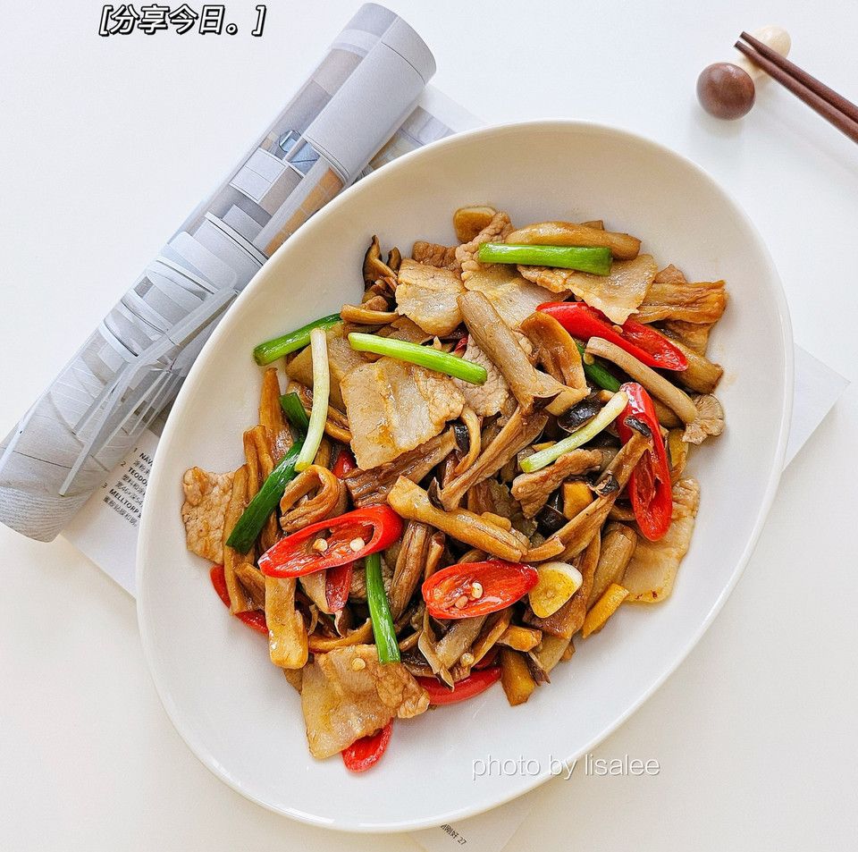 鹿茸菇炒五花肉的做法