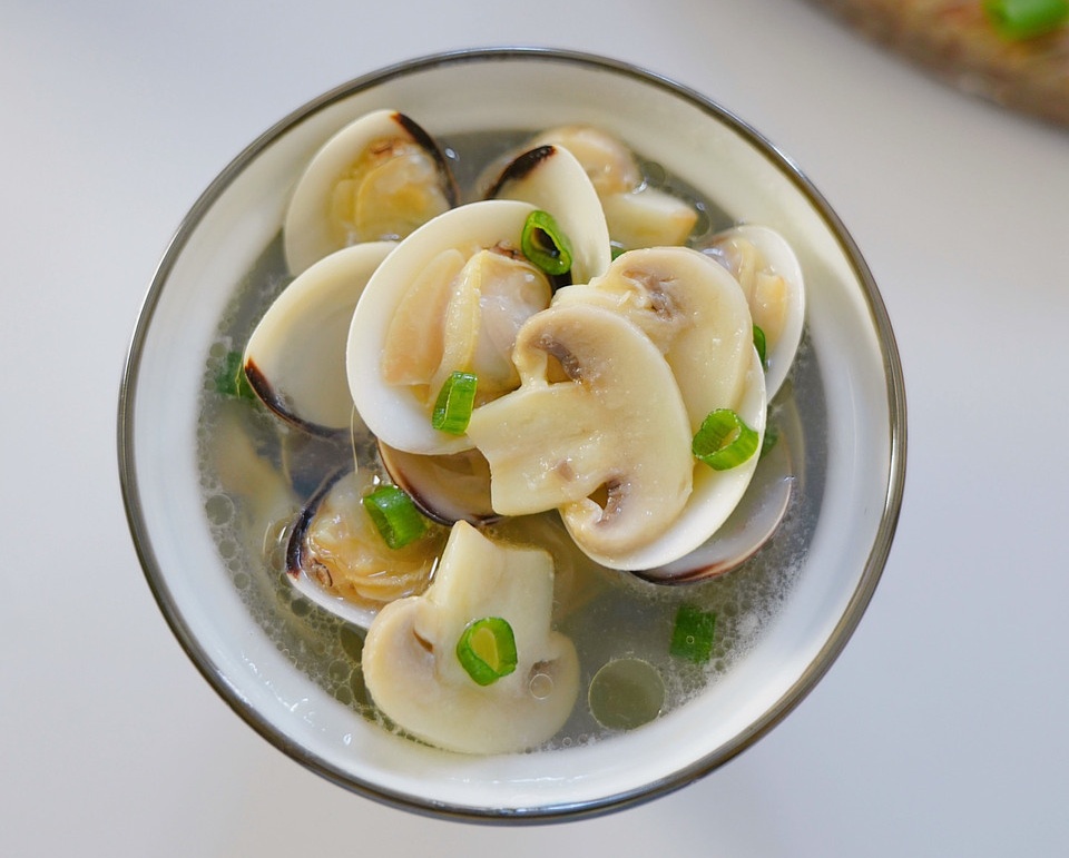 鲜掉眉毛的口蘑白贝汤的做法