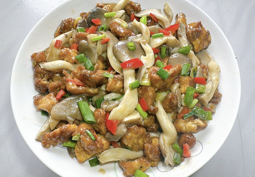 鸡丁炒平菇的做法