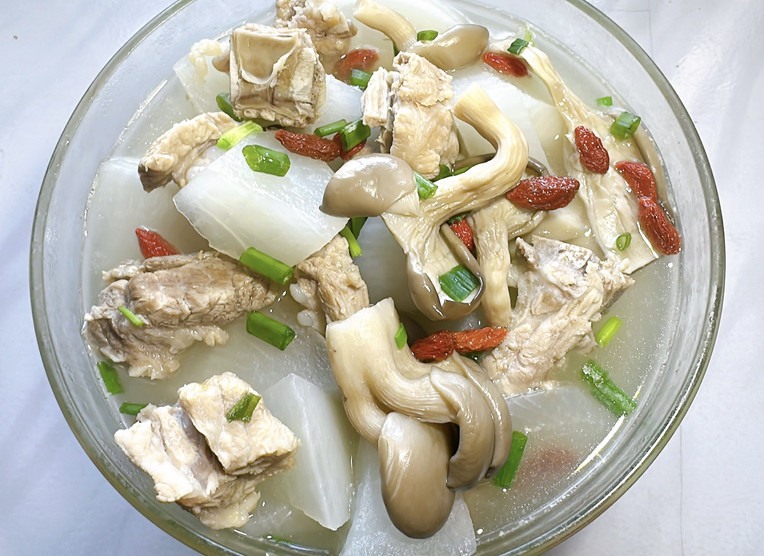 平菇萝卜排骨汤的做法