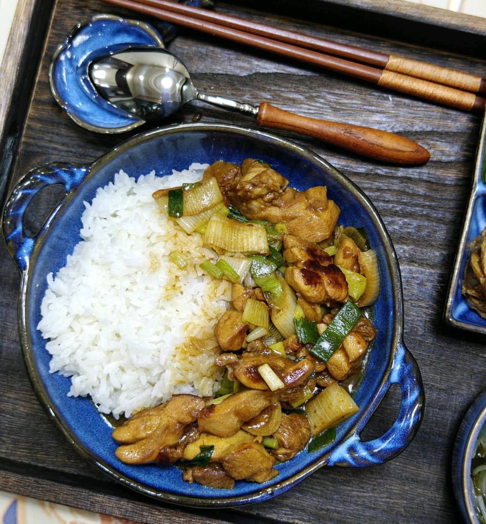 葱烧鸡肉饭的做法