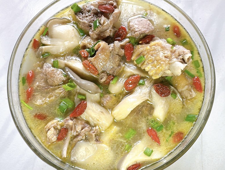 平菇番鸭汤的做法