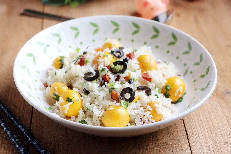 黑橄榄蛋珠炒饭的做法