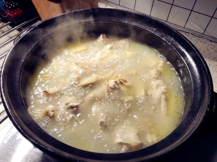 冬日墨鱼干鸡汤的做法