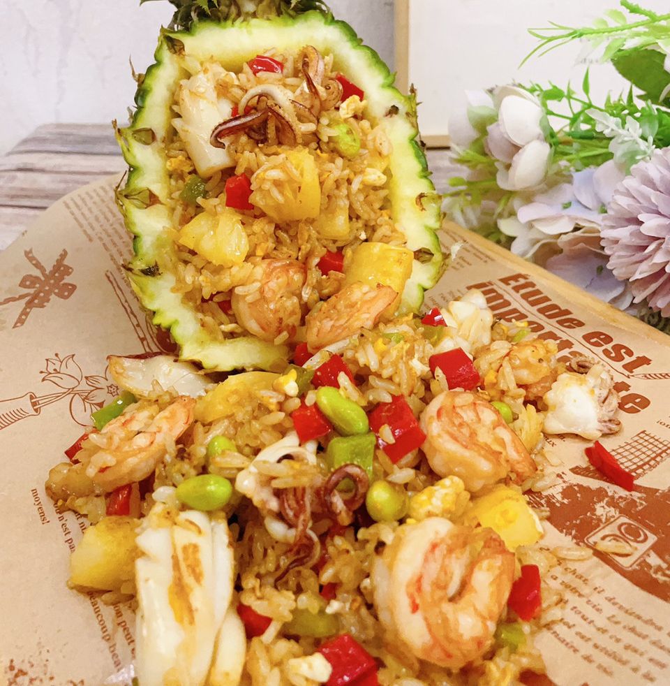 菠萝海鲜炒饭的做法