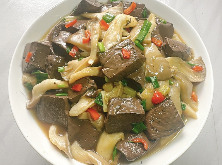 鸭血焖凤尾菇的做法