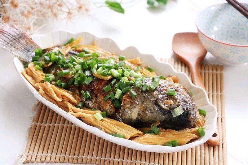 腐竹焖烧罗非鱼的做法