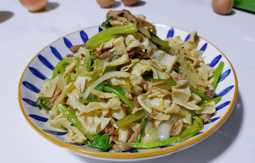 葱肉芹丝炒豆皮的做法