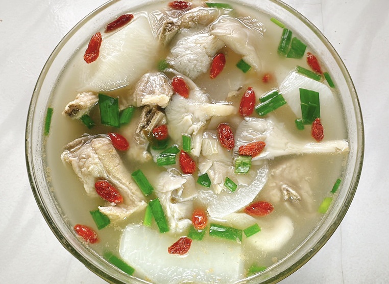 凤尾菇萝卜排骨汤的做法