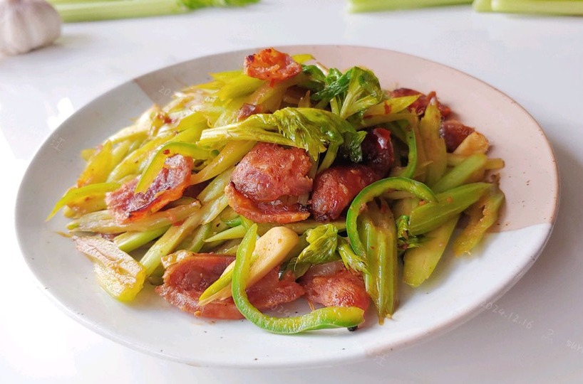 蒜香辣酱芹菜肠的做法