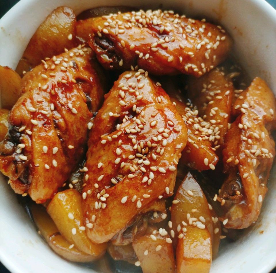 好吃到停不下来的红烧鸡翅中+洋芋的做法