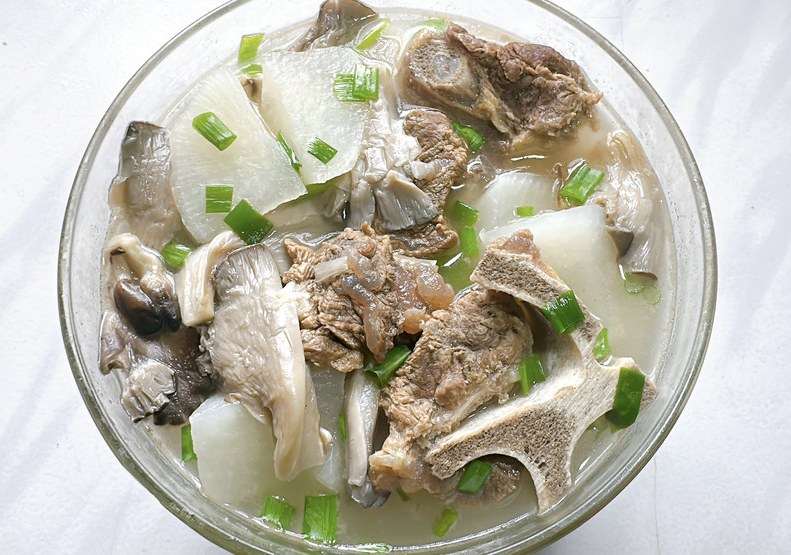 平菇萝卜牛骨汤的做法