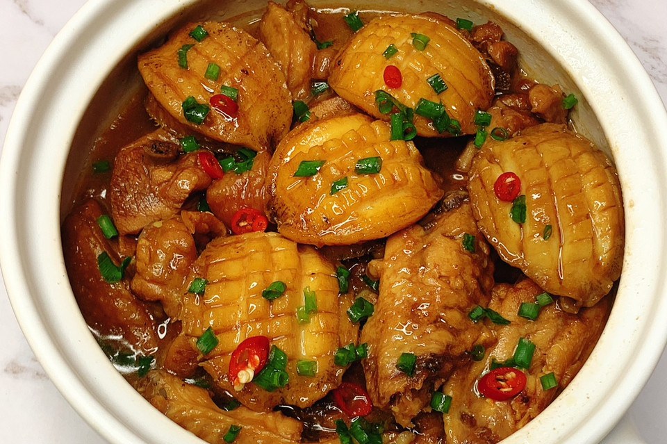 鲜香美味！汤汁浓郁巨下饭～鲍鱼鸡煲！的做法