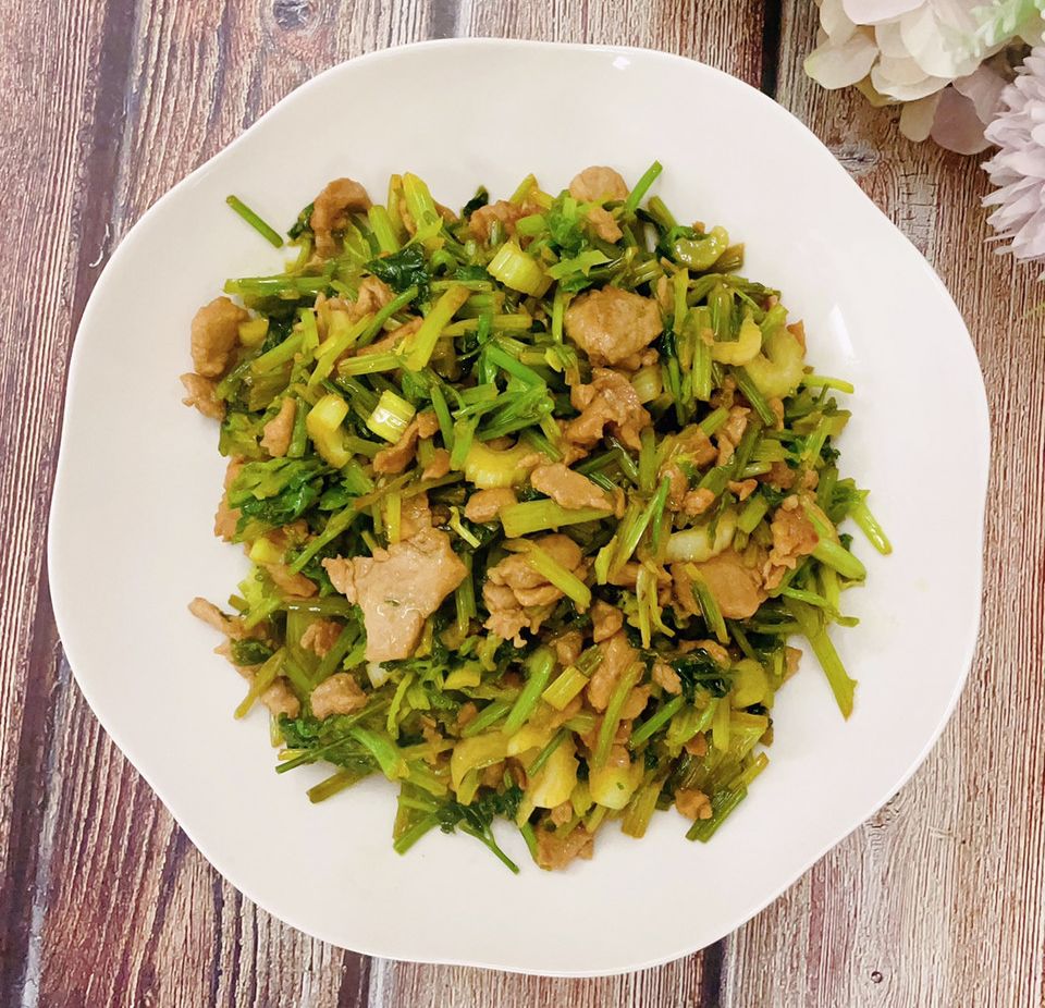 香芹炒肉的做法