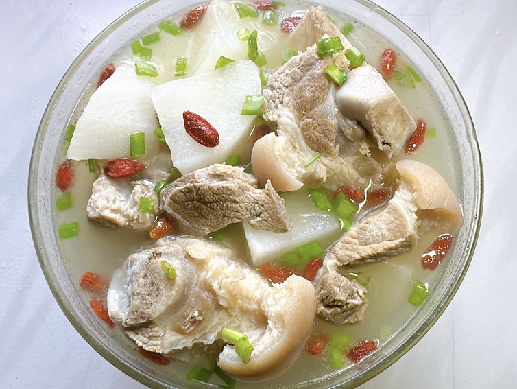 白萝卜猪腿骨汤的做法