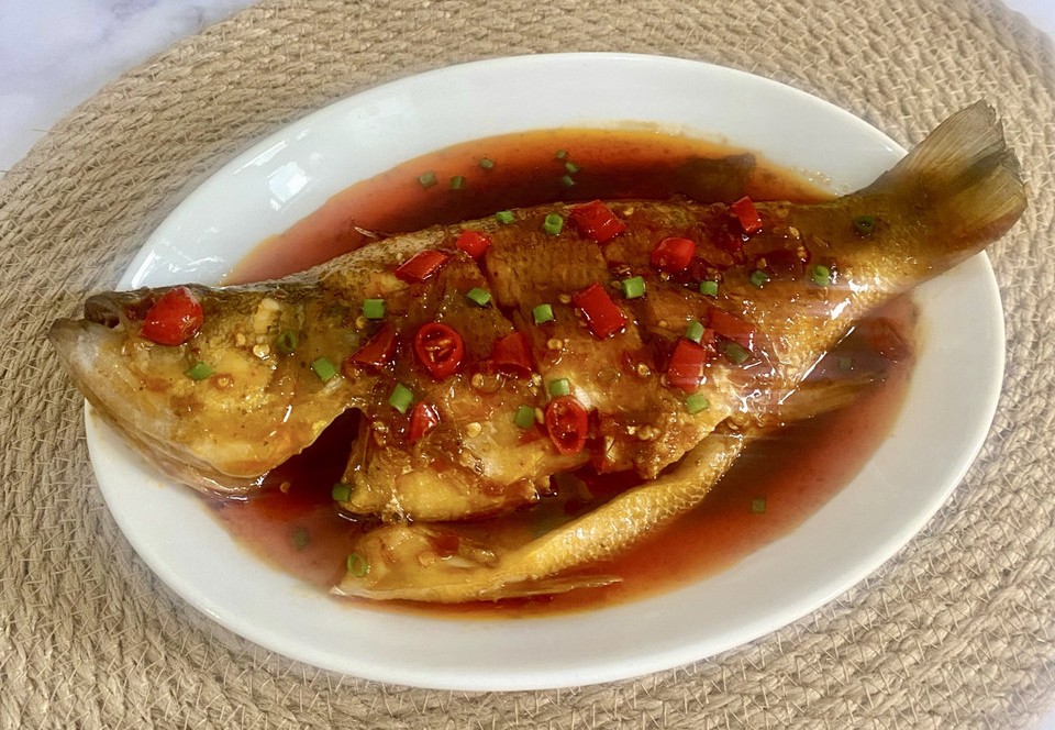 香辣红烧鲈鱼的做法