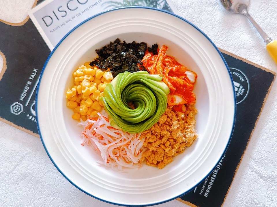 蟹柳牛油果拌饭的做法