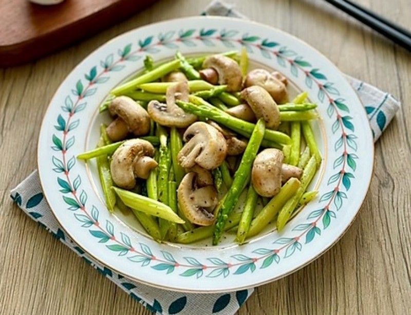 春节后减脂必备！口蘑炒芦笋，清爽又低卡，应季蔬菜就吃它！的做法