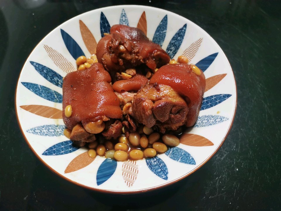 黄豆花生煲猪蹄的做法