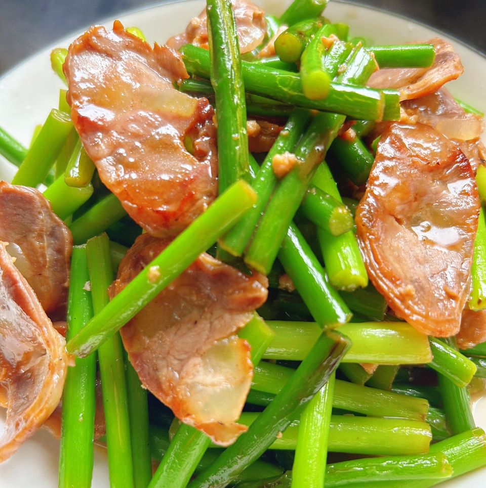 腊肠炒蒜苗的做法