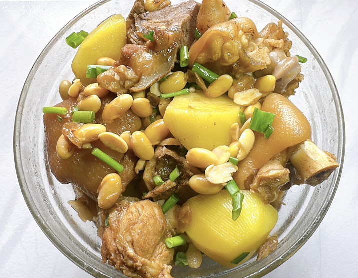 土豆黄豆焖猪脚的做法
