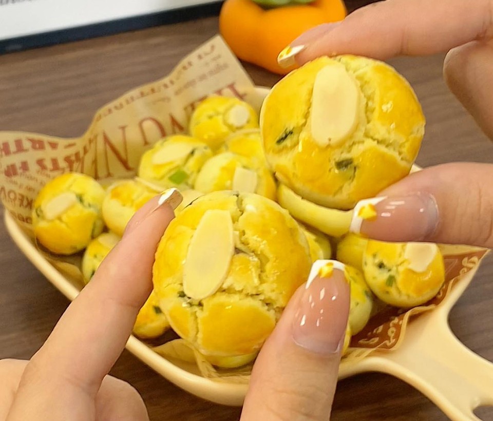 香葱一口酥 根本停不下来！咸香酥脆 巨好吃的做法