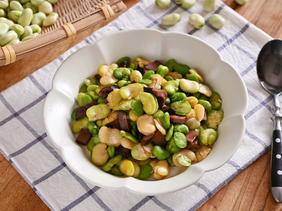 牛肝菌烧蚕豆的做法