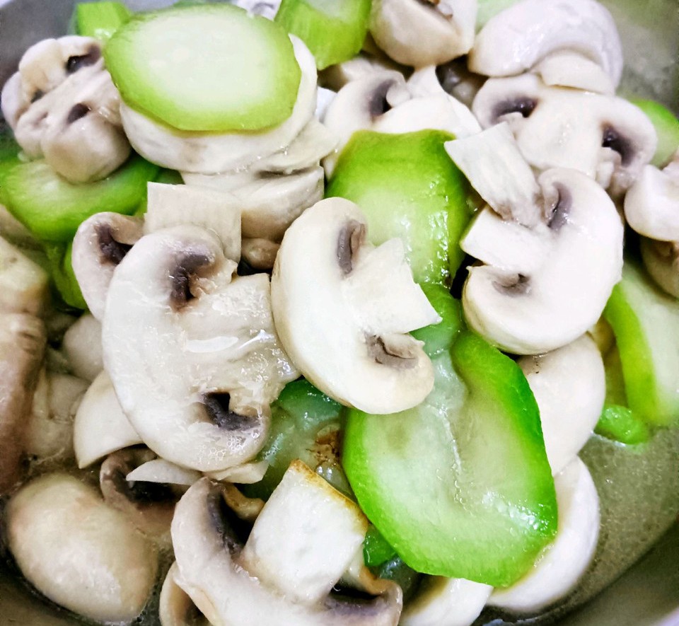 丝瓜炒口蘑的做法