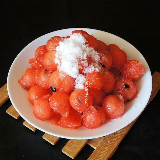 夏季吃西瓜，3个事项要注意的做法