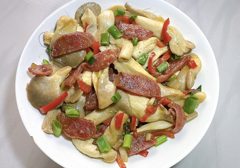 凤尾菇炒腊肠的做法