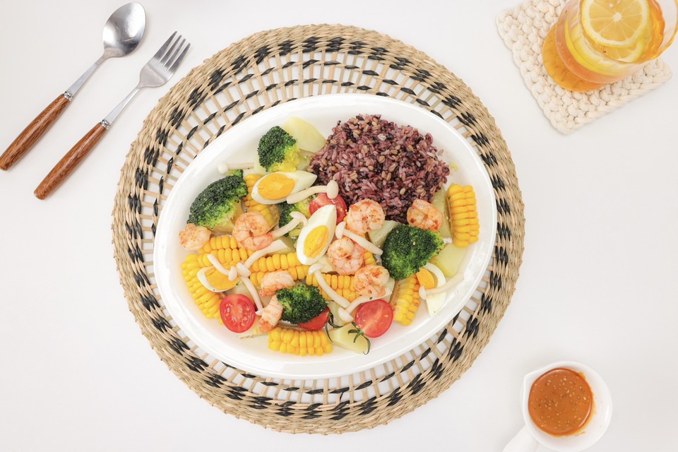 减脂轻食I 虾仁鸡蛋蔬菜杂粮沙拉的做法