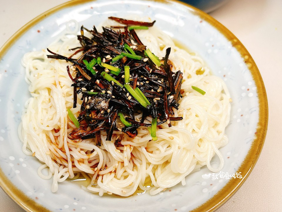 野葱油拌面，春日里最“辛鲜”的一碗面！的做法